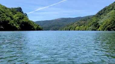 Dağlardaki nehir. Kamera su boyunca ilerler. Suda hareket eden bir teknenin bakış açısı