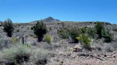 Dağlardaki güzel doğal manzara. Arabanın penceresinden manzara. Seyahat