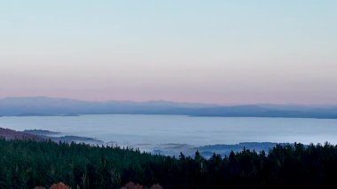 Siste gün doğumu. Dağlar manzaralı. İHA, hava görüntüsü