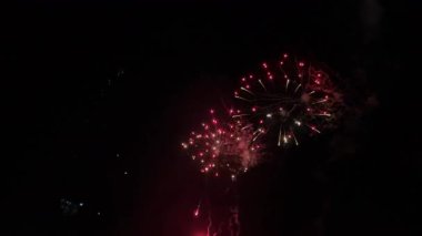 Gece gökyüzünde renkli havai fişekler.