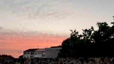 Gün batımında gökyüzünde küçük bir kasabada güzel bir bulutun zamanı.