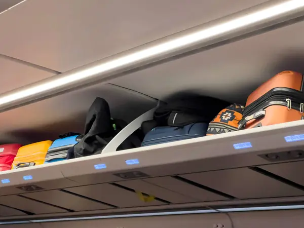 Trenin bagaj rafında bir bavul fotoğrafı.