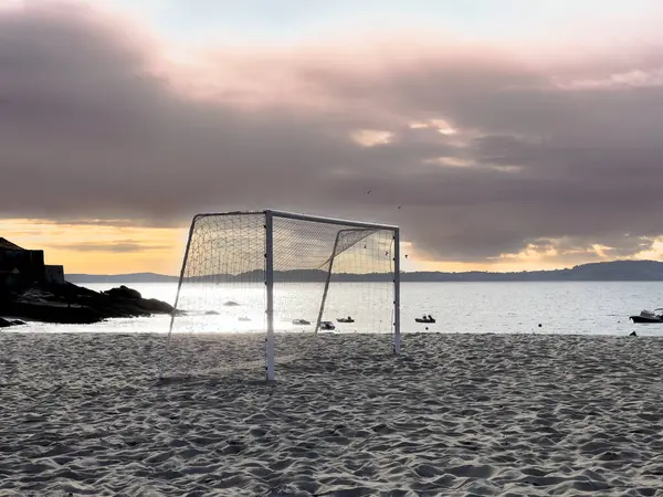 Gün batımında plajda yapayalnız futbol golü manzarası