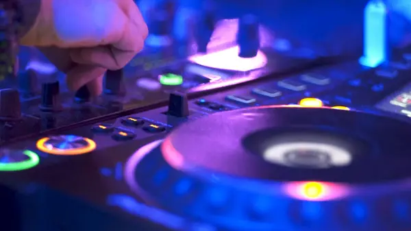 Disko konsolunda dj karışımı