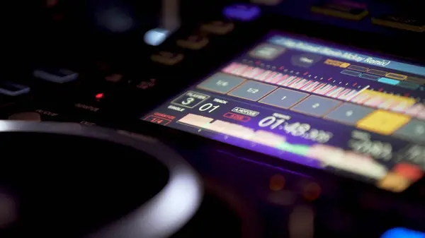 Disko konsolunda dj karışımı