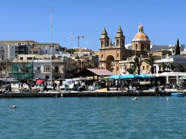 Malta, Malta - 16 Mart 2025 - Marsaslokk şehri manzarası