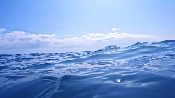 Dalgalar ve derin mavi sularla deniz yüzeyi