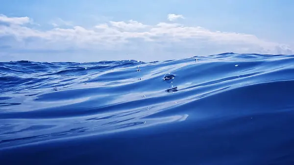 Derin mavi su yüzeyi arka plan, okyanus yüzeyi 