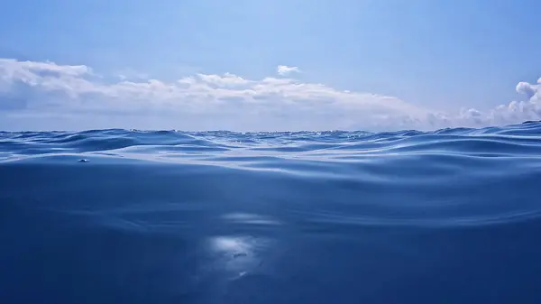 Okyanusun mavi su yüzeyi, dalgalar ve deniz. Akdeniz