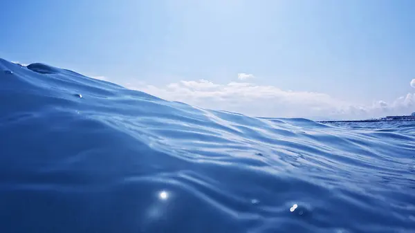 Mavi denizin sualtı ve yüzey manzarası, Akdeniz