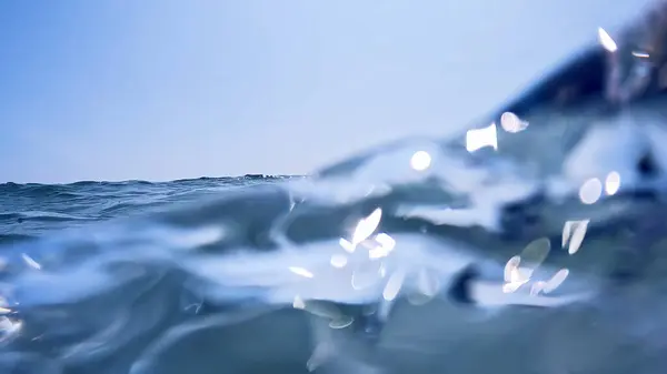 Su yüzeyindeki dalgaların yakın görüntüsü. Parlak sular