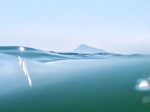 Deniz suyu, deniz manzarası deniz yüzeyinde parlayan ışık. Akdeniz 'de. Denize..