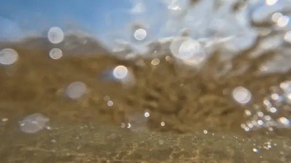 Altın kum, gökyüzü ve denizin soyut arkaplanı