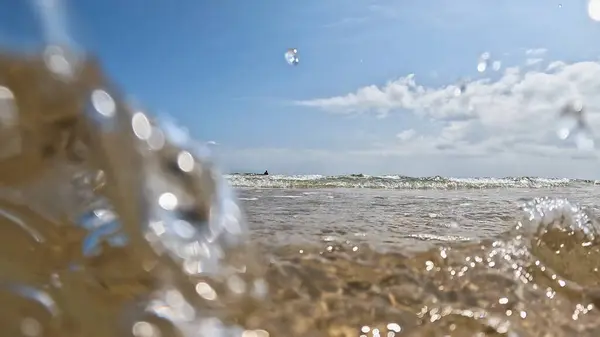 Sahildeki denizin güzel dalgaları kameraya çarpıyor.