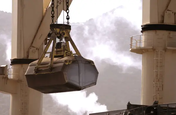 Endüstriyel liman, tahıl küreği vinci. Kirlilik