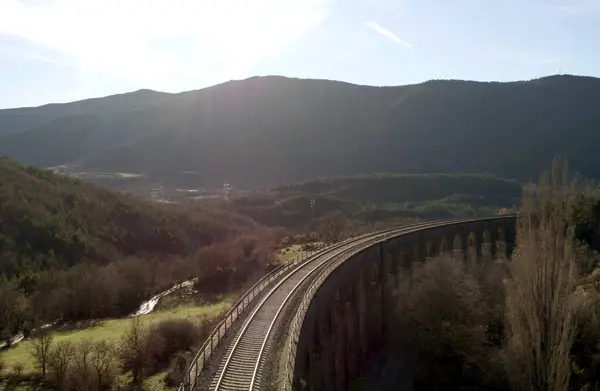 kıvrımlı viyadük, demiryolu hattı vadileri ve dağları geçiyor
