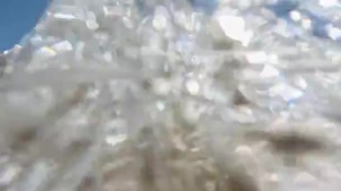 Dalgalar plaj kıyılarına çarpıyor.