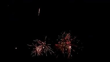 Geceleri güzel ve yoğun havai fişekler. Son atış.