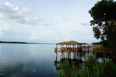 Güzel bir ev, sakin bir göl kenarında.