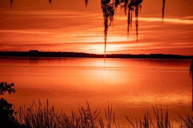 Florida Gölü 'nün üzerinde gün batımı güzel turuncu bir renk sergiliyor.