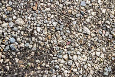 Etrafa dağılmış küçük çakıl taşları ve kayaların arkaplan görüntüsü