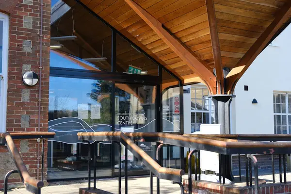 Midhurst, Batı Sussex, İngiltere. 17 Nisan 2025. Midhurst 'taki Güney Kapıları Merkezi' ne giriş, bir ziyaretçi bilgi merkezi..