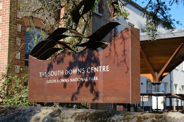 Midhurst, Batı Sussex, İngiltere. 17 Nisan 2025. Midhurst 'taki South Downs Ulusal Parkı tabelası. İşaretler Ulusal Parkın doğal formunu ve malzemelerini temsil ediyor..