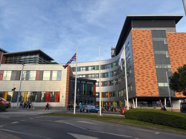 Cosham, Hampshire, İngiltere - 20 Mart 2025. Kraliçe Alexandra Hastanesi Ana Girişi. Queen Alexandra Hastanesi Portsmouth 'da büyük bir NHS hastanesidir..
