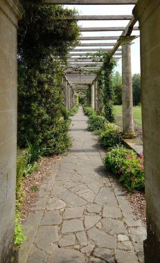 Kırsalda kemer ve sütunları olan bahçe geçidi..