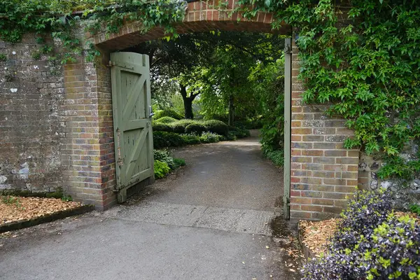 İngiltere Country Garden 'da kemer yolu