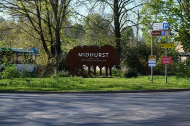 Midhurst, Batı Sussex, İngiltere. 17 Nisan 2025. Midhurst için bir tabela. Bir grup ağaç şeklinde..