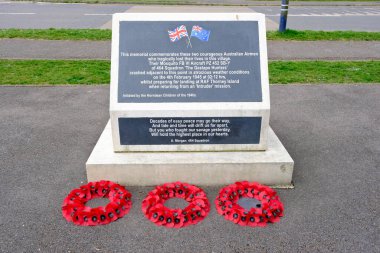 Horndean, Hampshire, İngiltere. 27 Mart 2025. Horndean 'da 1945' te bir misyondan RAF Thorney Adası 'na dönerken trajik bir şekilde köye düşen iki Avustralyalı havacı için anma töreni düzenlendi..