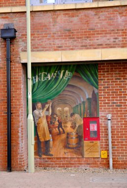 Horndean, Hampshire, İngiltere. 27 Mart 2025. Gales Bira Fabrikası 'nın duvarında ressam Mel Holmes' un yaptığı klasik tarz duvar resmi, çalışma saatlerinde binayı resmediyor.. 
