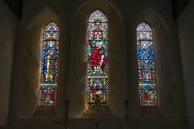 Batı Dean, Batı Sussex, İngiltere. 1 Mayıs 2025. Aziz Andrew ve Chichester 'lı Aziz Richard ile lekeli cam pencere.. 