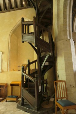 Güney Harting, Batı Sussex, İngiltere. 6 Mayıs 2025. St Mary ve St Gabriel Kilisesi 'ndeki sarmal merdivenler..