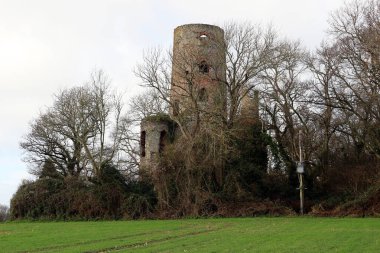 Lordington yakınlarındaki Racton Anıtı Harabeleri, Batı Sussex, İngiltere.