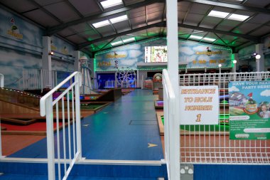Shanklin, Wight Adası, İngiltere. 21 Mayıs 2025. Caddyshack 18 delikli mini golf sahasına giriş..