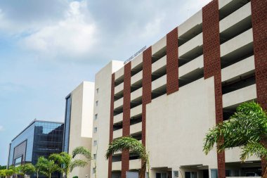 Bulutlu bir arka planda çok katlı bir otopark..