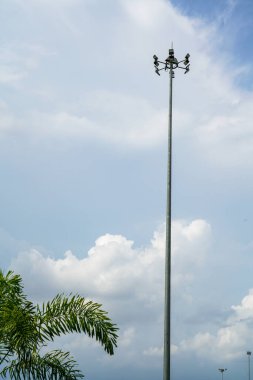 Bulutlu bir arkaplan karşısında Yüksek Direk Işığı.