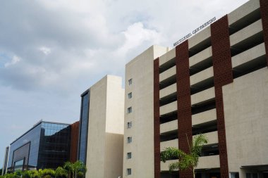 Bulutlu bir arka planda çok katlı bir otopark..