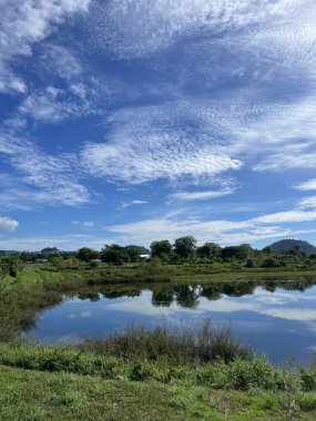 Dağlardaki güzel göl manzarası