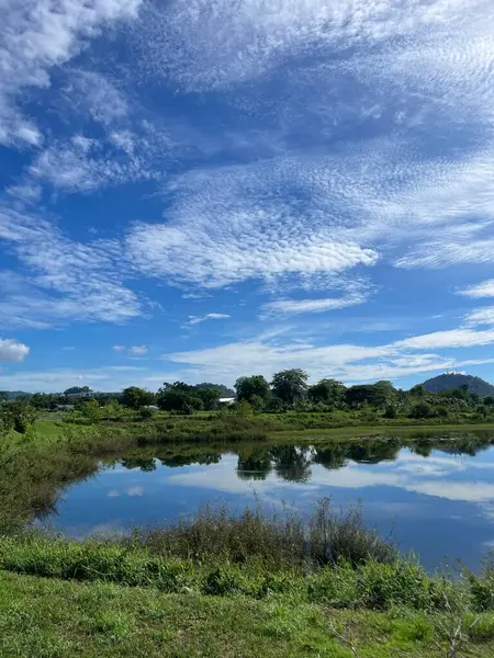 Dağlardaki güzel göl manzarası