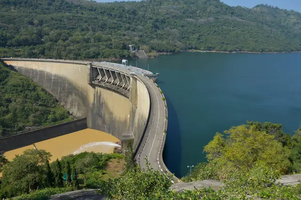Sri Lanka 'da Lush Green Hills ve Reservoir ile Victoria Barajının Panoramik Manzarası