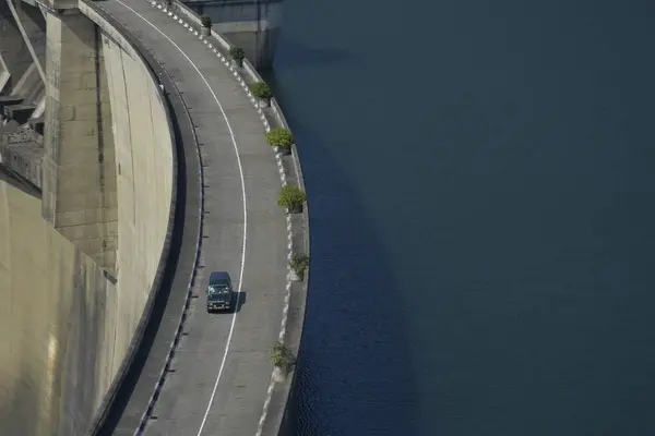 Baraj Duvarında Eğri Yol Su Rezervuarı Yanındaki Araba Hava Minimalist Altyapı Sahnesi
