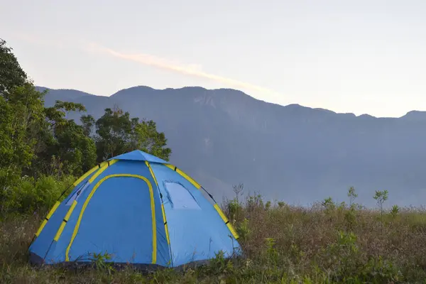 Mavi Kamp Çadırı Şafakta Çimenli Dağ Manzarası