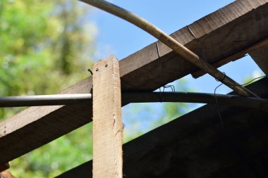 Bitmemiş Açık Yapıdaki Rustik Tahta kirişler ve Metal Borular