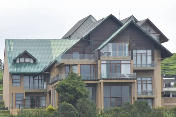 Modern Hillside Oteli veya Teraslı ve Yeşil Çatılı Villa