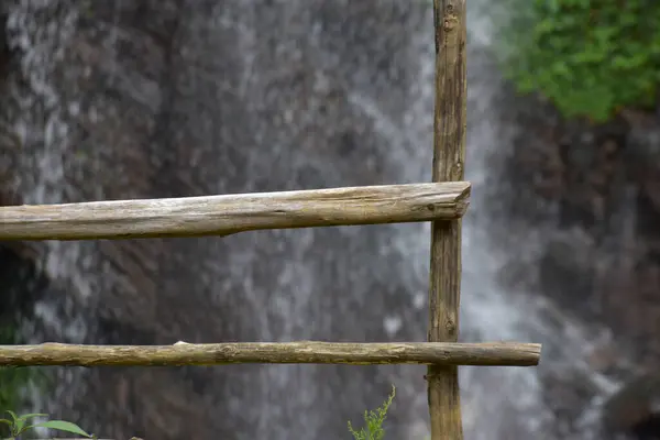 Bulanık Şelale Arkaplanına Karşı Kırsal Ahşap Çit