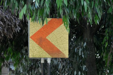 Yeşil Yeşile Karşı Yıpranmış Sol Ok Yolu İşareti