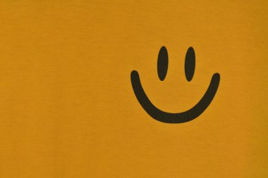 Sarı Kumaş Minimalist Mutlu Yüz Tasarımı Üzerine Siyah Gülen Yüz